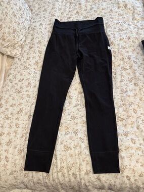 Vuori Classic Black High-Waist Cropped Tie Waist Leggings
